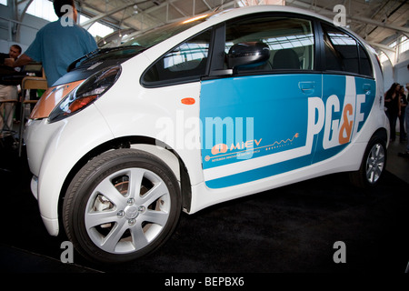 MiEV Mitsubishi Innovative Electric Vehicle, auf dem Display an der Westküste grün, Kalifornien. PG & E Elektrofahrzeug-Projekt. Stockfoto