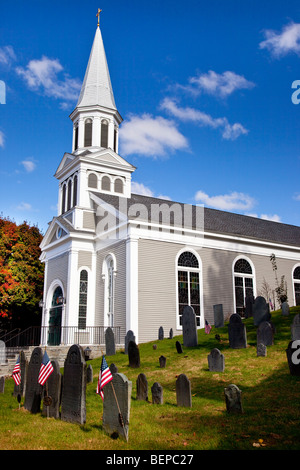 Saint Bernard katholische Kirche mit alten Hill Burying Ground - die ältesten in Concord Massachusetts, USA Stockfoto