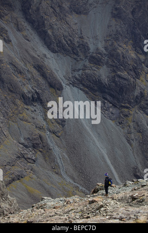 Ein einsamer Wanderer blickt in ein tiefes Tal auf die Cuillin Ridge, Isle Of Skye, Schottland Stockfoto