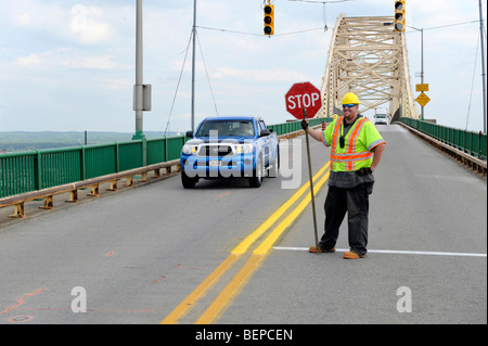 Construction Worker Steuerelemente Verkehr International Bridge verbindet Sault Ste.-Marie-Michigan-USA und Kanada Stockfoto