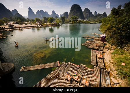 Bambus-Flöße schweben mit Ladung auf dem Li-Fluss inmitten der Karst Kalksteinspitzen, Yangshuo, China Stockfoto