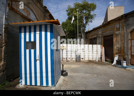 griechischen zypriotischen militärische Lage mit Blick auf Sperrgebiet von der UN-Pufferzone in der grünen Linie, Zypern Stockfoto