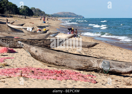 Primitive hölzerne Fischerboote / Proas und Fischerei Netze auf dem Strand, Lake Malawi, Malawi, Afrika Stockfoto