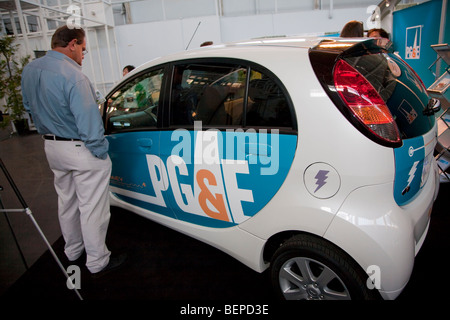 MiEV Mitsubishi Innovative Electric Vehicle, auf dem Display an der Westküste grün, Kalifornien. PG & E Elektrofahrzeug-Projekt. Stockfoto