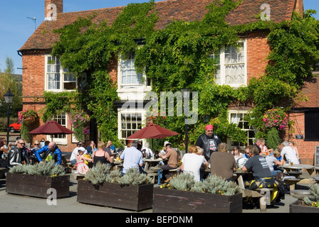 Personen außerhalb der Stift und Pergament öffentlichen Haus Stratford-upon-Avon trinken Stockfoto