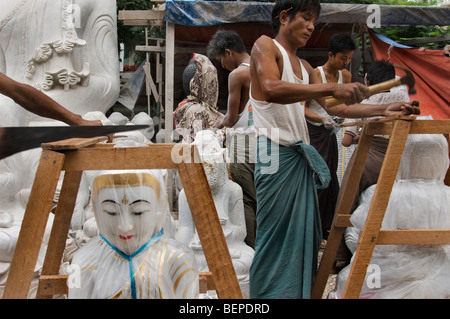 Stone Carver carving und Verpackung Buddha Statuen in einem Workshop in Mandalay, Myanmar Stockfoto