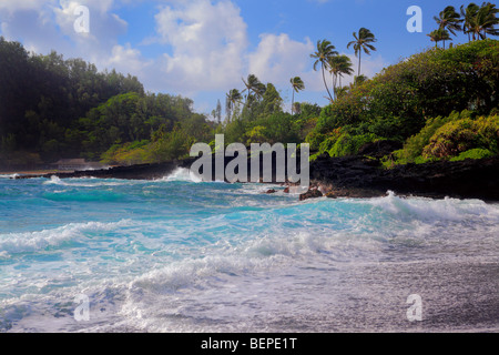 Wellen bei Hana Bucht an der nordöstlichen Küste von Maui, Hawaii, in die Stadt Hana Stockfoto