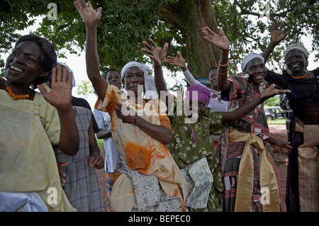 UGANDA die Kyayaaye katholische Grundschule in Kayunga Bezirk. Frauen tanzen an der Schule. Foto: SEAN SPRAGUE Stockfoto
