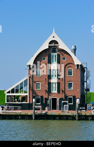 Das historische Lager / Lager / Entrepôt ist jetzt ein Fischrestaurant im Hafen von Oudeschild, Texel, Niederlande Stockfoto