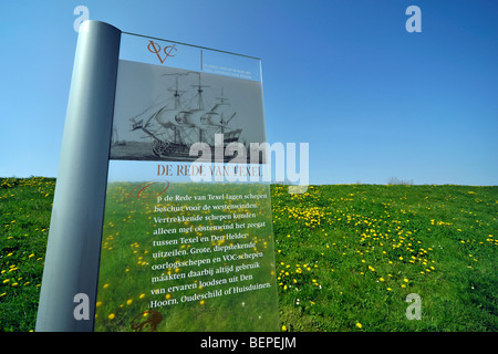 Informationstafel am Deich entlang dem Dorf Oudeschild, Texel, Niederlande Stockfoto