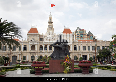 VIETNAM-Statue von Ho Chi Minh, Hotel de Ville (Peoples Committee Gebäude) im Hintergrund, Saigon. Foto: SEAN SPRAGUE Stockfoto