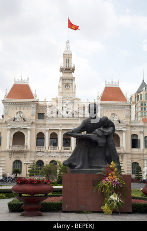 VIETNAM-Statue von Ho Chi Minh, Hotel de Ville (Peoples Committee Gebäude) im Hintergrund, Saigon. Foto: SEAN SPRAGUE Stockfoto