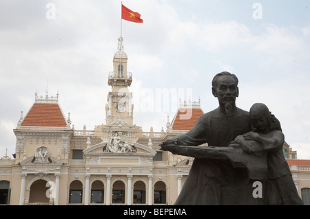 VIETNAM-Statue von Ho Chi Minh, Hotel de Ville (Peoples Committee Gebäude) im Hintergrund, Saigon. Foto: SEAN SPRAGUE Stockfoto