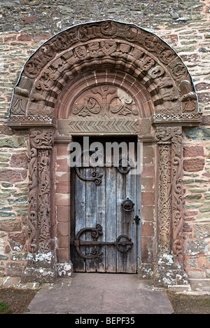 Die geschnitzten Süd Tür zur Pfarrkirche St. Maria und St. David Kilpeck Herefordshire England UK Stockfoto