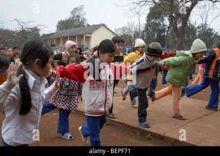 VIETNAM Tan Hop Grundschule in Quang Tri Provinz. Kinder trainieren im Schulhof. SEAN SPRAGUE Foto Stockfoto