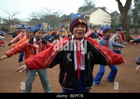 VIETNAM Tan Hop Grundschule in Quang Tri Provinz. Kinder trainieren im Schulhof. SEAN SPRAGUE Foto Stockfoto