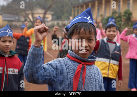 VIETNAM Tan Hop Grundschule in Quang Tri Provinz. Kinder trainieren im Schulhof. SEAN SPRAGUE Foto Stockfoto