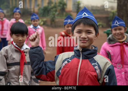 VIETNAM Tan Hop Grundschule in Quang Tri Provinz. Kinder trainieren im Schulhof. SEAN SPRAGUE Foto Stockfoto