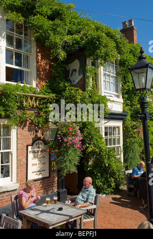 Paar mit einem Drink außerhalb der Stift und Pergament Public House-upon-Avon Stockfoto