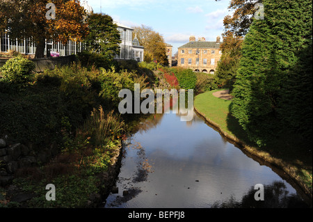 Springbrunnen und Teich in Pavilion Gardens Buxton Derbyshire UK Stockfoto