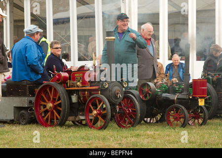 eine Gruppe von Frischdampf Enthusiasten Freude an der Arbeit ihrer Dampf-Lokomobile Stockfoto