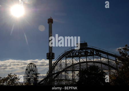 Die Cyclone-Achterbahn und Wonder Wheel in Coney Island, Brooklyn, New York. Stockfoto