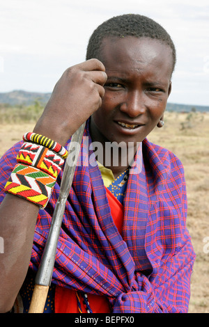 Porträt von Maasai / Masai Mann posiert mit Speer in Kenia, Ostafrika Stockfoto