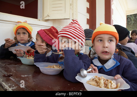 Elternhaus und Schule für Waisenkinder und benachteiligte Kinder von Christian Coptic Hintergrund, befindet sich im Marriot Villa Ägypten Kinder Stockfoto