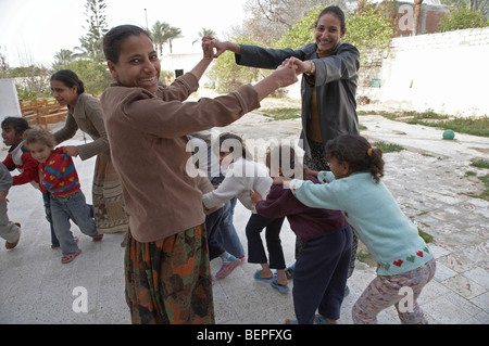 Elternhaus und Schule für Waisenkinder und benachteiligte Kinder von Christian Coptic Hintergrund, befindet sich im Marriot Villa Ägypten Kinder Stockfoto