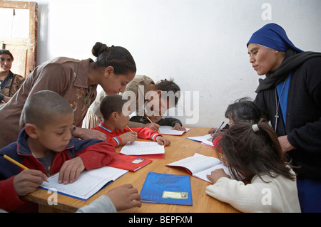 Elternhaus und Schule für Waisenkinder und benachteiligte Kinder von Christian Coptic Hintergrund, befindet sich im Marriot Villa Ägypten Kinder Stockfoto