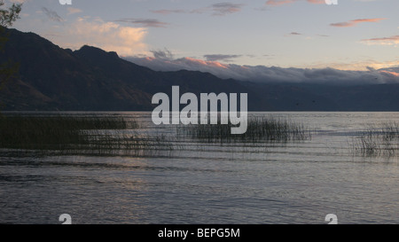 GUATEMALA Lake Atitlan, gesehen von San Pedro. FOTO: SEAN SPRAGUE 2009 Stockfoto