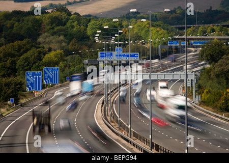 M25 Autobahn Ausfahrt 7 (M23) in der Nähe von Godstone Surrey England Stockfoto