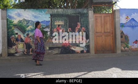 GUATEMALA San Juan La Laguna. Frau zu Fuß vorbei ein Wandbild mit Maya-Lebensart. FOTO: SEAN SPRAGUE 2009 Stockfoto