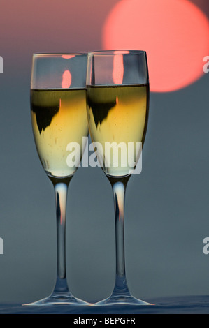 Zwei Gläser Champagner bei Sonnenuntergang Stockfoto