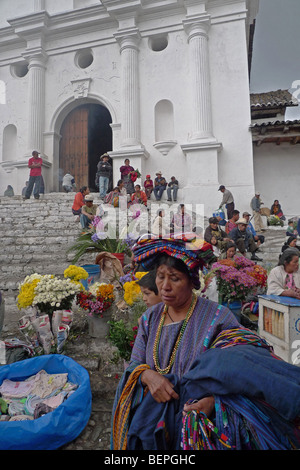 GUATEMALA Chichicastenango. Frau verkaufen Tuch vor Kirche. Foto: SEAN SPRAGUE 2009 Stockfoto