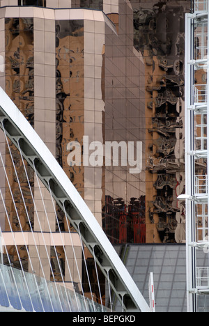 Die Lowry-Brücke und den nahe gelegenen Büro Gebäude, Salford Quays, Manchester, England, UK Stockfoto