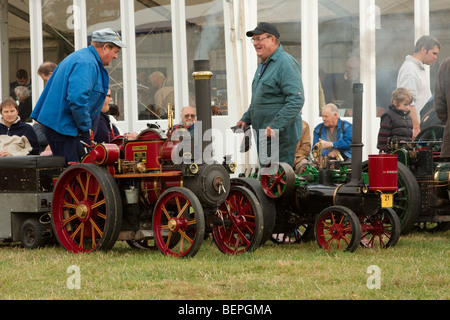 eine Gruppe von Frischdampf Enthusiasten Freude an der Arbeit ihrer Dampf-Lokomobile Stockfoto