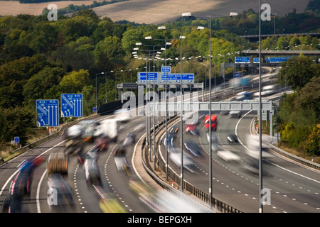 M25 Autobahn Ausfahrt 7 (M23) in der Nähe von Godstone Surrey England Stockfoto