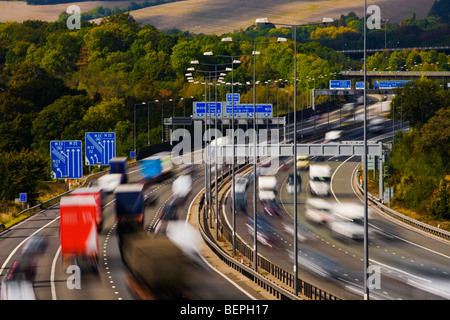 M25 Autobahn Ausfahrt 7 (M23) in der Nähe von Godstone Surrey England Stockfoto