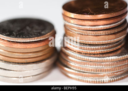 Stapel von USA-Münzen (Groschen, Nickel und andere), NYC, USA Stockfoto