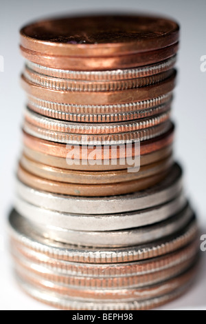 Stapel von USA-Münzen (Groschen, Nickel und andere), NYC, USA Stockfoto