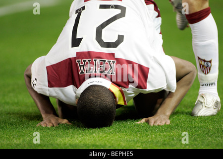 Seydou Keita küssen den Boden um ein Ziel zu feiern. Stockfoto