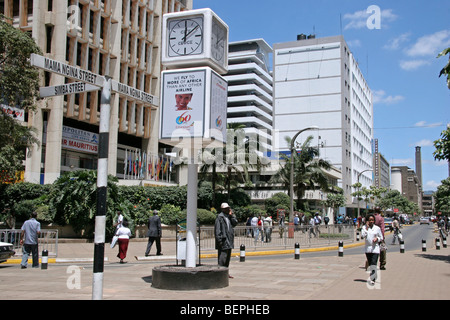 Schwarze Menschen zu Fuß im Zentrum der Hauptstadt Nairobi, Kenia, Ostafrika Stockfoto