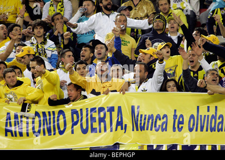 Türkische Fans einen Banner in der Erinnerung an Antonio Puerta anzeigen Stockfoto