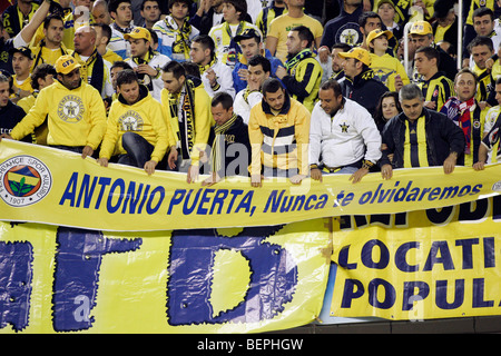 Türkische Fans einen Banner in der Erinnerung an Antonio Puerta anzeigen Stockfoto