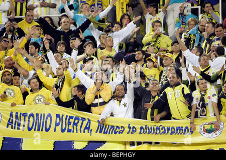 Türkische Fans einen Banner in der Erinnerung an Antonio Puerta anzeigen Stockfoto