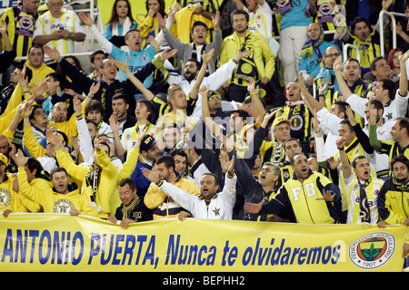 Türkische Fans einen Banner in der Erinnerung an Antonio Puerta anzeigen Stockfoto