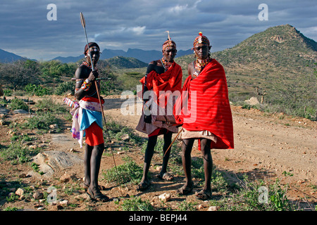 Porträt von Samburu Krieger in roter Tracht mit Speeren, Kenia, Ostafrika Stockfoto