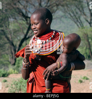 Porträt des jungen Turkana-Frau mit Baby im roten Trachten im nordwestlichen Kenia, Ostafrika Stockfoto