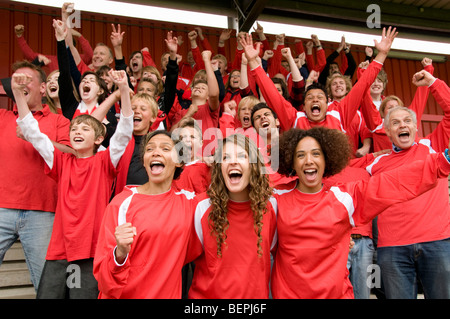 Gruppe von Fußball-Fans feiern Stockfoto